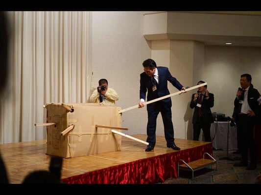 Mr. Yasuhiro Odanaka pierces the box with lumber