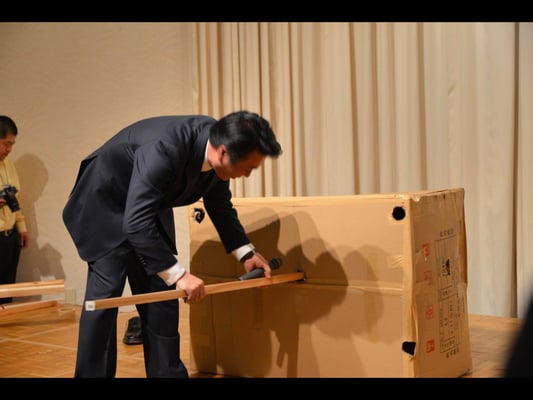 Mr. Yasuhiro Odanaka pierces the box with lumber