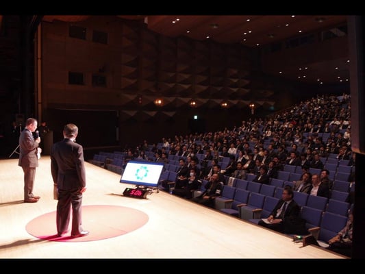 Introduction of Mr. Masahiro Kuwata from Mr. Makoto Yamamoto from the flow of the opening ceremony of the lecture