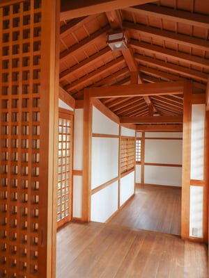 社務所と拝殿を結ぶ通路