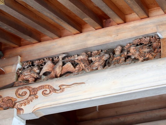 外拝殿に施した鵜飼の飾り彫り