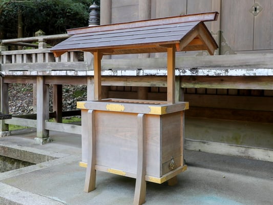 伊奈波神社の賽銭箱