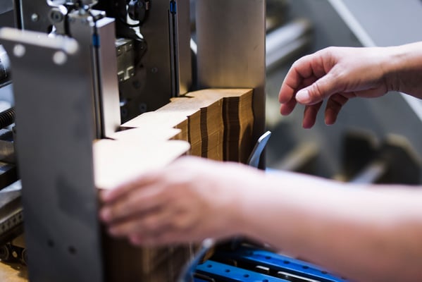 Erfahrung in Faltkartons, Faltschachteln, Hersteller Faltschachteln: RATTPACK® - www.rattpack.eu - hier: manueller Prozessschritt in der Faltschachteln Produktion - Falzautomation