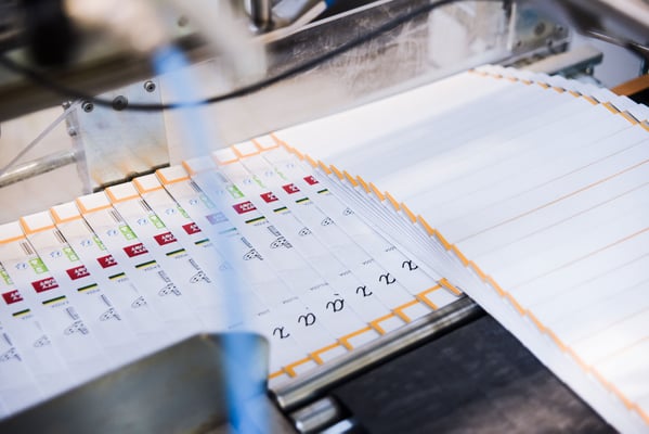 Faltschachtelhersteller, Hersteller Faltschachtel: RATTPACK® - www.rattpack.eu - hier: manueller Prozessschritt in der Faltschachtel Fabrikationgezählt