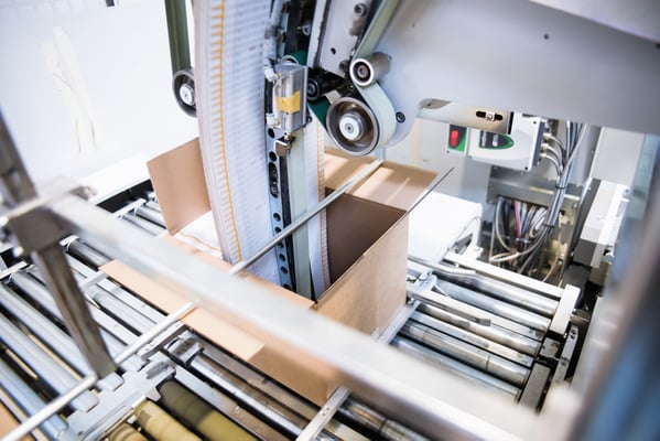 Know-How Beratung, großer Maschinenpark für Stülpschachteln, Faltkartons, Schateln, Faltschachtelhersteller, Hersteller Faltschachteln: RATTPACK® - www.rattpack.eu - hier: manueller Prozessschritt in der Faltschachteln Produktion - verpackt