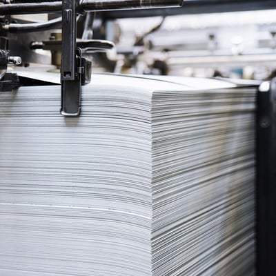 Hersteller Faltschachteln, Faltkisten aus Karton: RATTPACK® - www.rattpack.eu - hier: manueller Prozessschritt in der Faltschachteln Produktion - Print & Packaging Verpackungslösung, Vielfalt an Versandverpackungen 