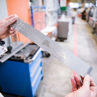 Faltkartons, Faltschachteln, Schachteln, Hersteller Faltschachteln: RATTPACK® - www.rattpack.eu - Kundenwünsche & Funktionalität hier: manueller Prozessschritt in der Faltschachteln Produktion - Qualibraille - Unsere Verpackungsmitteltechnologen beraten S