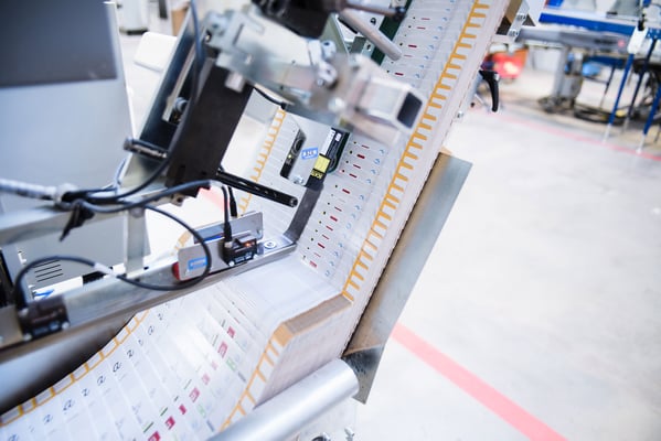 Faltkartons, Faltschachteln, Hersteller Faltschachtel für Pharmazie: RATTPACK® - www.rattpack.eu - hier: manueller Prozessschritt in der Faltschachteln Produktion - Zählautomat