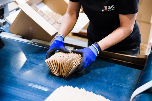 Nach Ihren Vorstellungen: Faltkisten Verpackung nach Ihren Wünschen: RATTPACK® - www.rattpack.eu - hier: manueller Prozessschritt in der Faltschachtel Manufaktur, Veränderungen nach Ihren Wünschen
