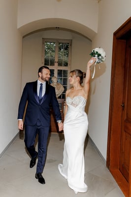 glückliches brautpaar nach trauung, sleek dutt frisur