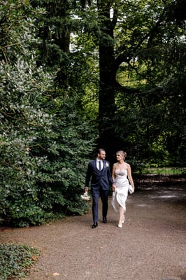 Brautpaar geht durch Park nach Trauung