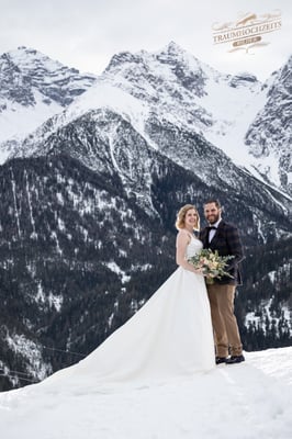 Winterbraut 2023 vor Bergpanorama Ftan