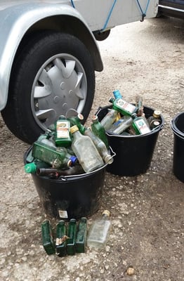 Zwei Eimern Flaschen – wir sammeln stets auch immer Müll ein, der am Straßenrand liegt.- Das war die Ausbeute aus Zülpich