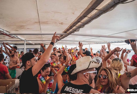 Fiesta en barco en Cádiz