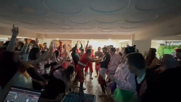 cena temática para despedidas de solteros en el carnaval de cadiz