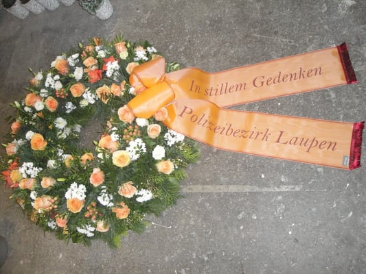 blumenkranz mit schleife