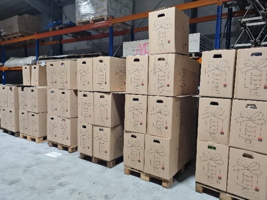 Die Umkartons wurden anschließend auf Paletten gestapelt und dann auf den LKW geladen, der sich nun auf den Weg nach Osteuropa macht.