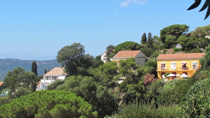 Sur la droite, abrité du Mistral par un rideau de verdure, le Youkali