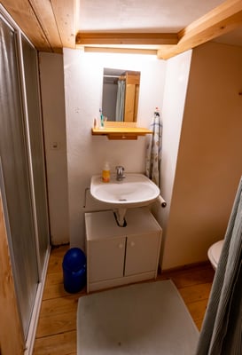 Bad (mit Vorhang von Zimmer abgetrennt)