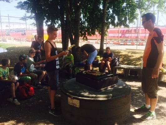 Luca mit seinem Schlangenbrot (aus dem Migros)