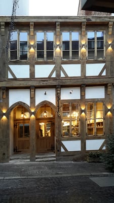 Die Fassade wurde aus alter Eiche mit original alter Patina nach Abstimmung mit dem Denkmalamt (mit Wärmedämmung und Brandschutz) nach historischen Vorlagen erstellt