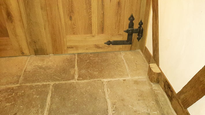 Echte geschmiedete  Beschläge an Türen und Fenstern