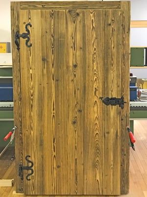 Zimmertüre mit den originalen alten Beschlägen - ein ein echtes,  altes, restauriertes Riegelschloss