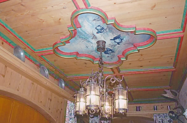 ...Verzierungen und einem schönen, zentralen Luster.