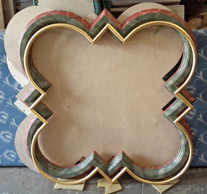 Die Einfassung des zentralen Deckenmotives zur Überprüfung der Passgenauigkeit in der Werkstatt