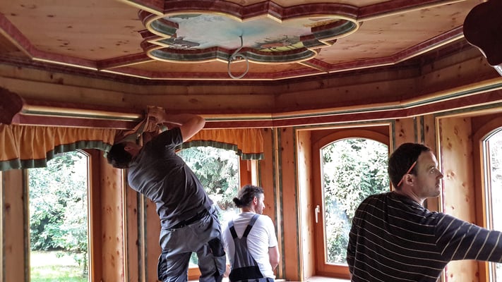 Der Erker ergänzt mit  passenden Lampen, Sitzkissen,  geschmiedeten  Vorhangstangen und Vorhängen an den Fenstern