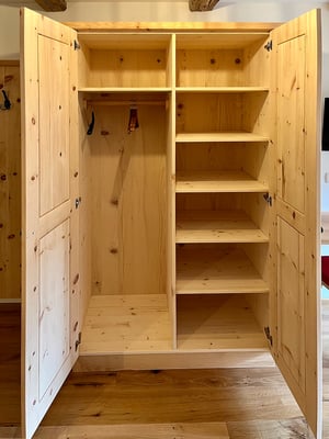 Ein duftender, praktischer Zirbenschrank