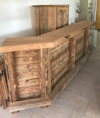 zu dieser Theke kommt später noch ein Flaschenboard und einige Barhocker