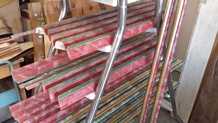 Zierleisten nach der Bemalung in der Werkstatt