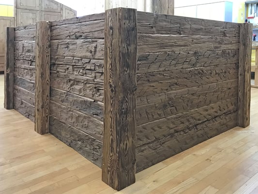 Aus besonders alter, behauener Tanne ist diese Thekenverkleidung.