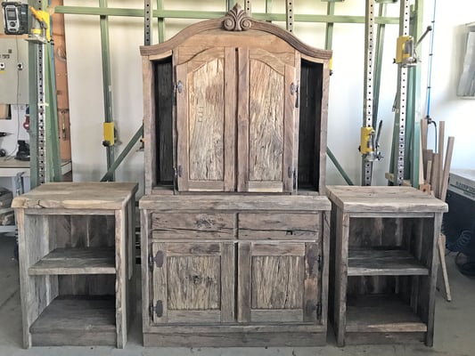 Dieser Tabernakelschrank aus uriger, alter Eiche ist für den Weinkeller bestimmt