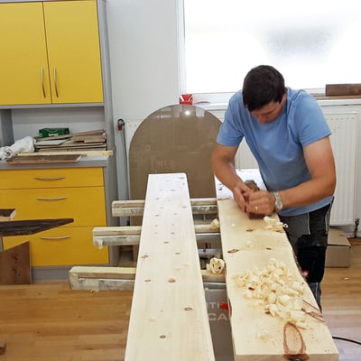 Das gesamte Zirbenholz wird von Hand gehobelt. Damit erzielten wir eine ganz besonders attraktive Oberfläche mit einem warmen Farbschimmer. Und aus den Hobelscharten werden Kopfkissen befüllt.