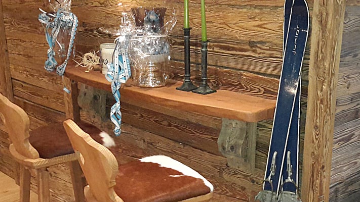 Diese Platte ist aus Eschenholz gefertigt