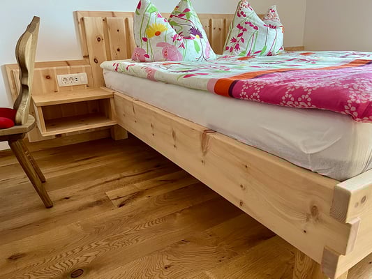 In diesem Zirbenbett erholsamen Schlaf genießen!