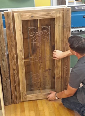 ... eine Türe für das Weinregal...