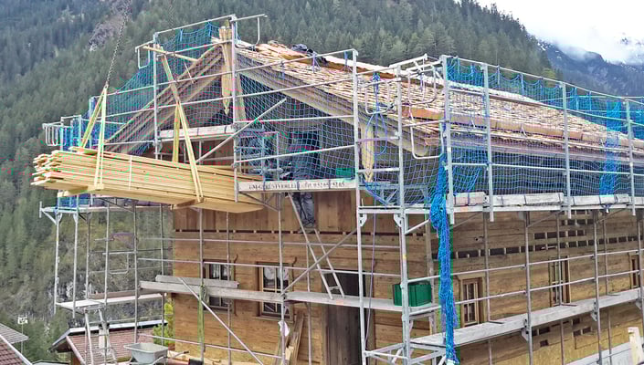 Im Obergeschoß wurden die Deckenbretter durchs Fenster hineingeschoben und unters Dach montiert.