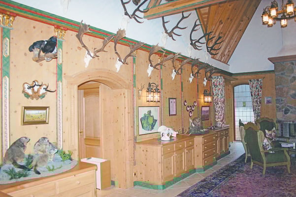 Eine Seitenwand mit diversen Trophäen