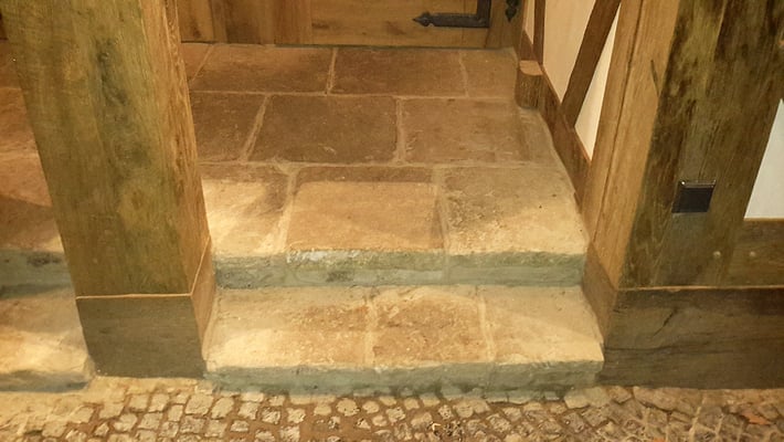 Alte Sandsteinplatten  im Windfang wurden auch von uns geliefert