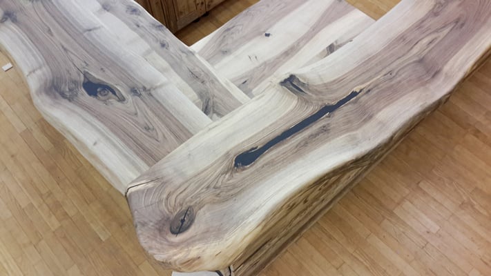 Platten aus Nußholz für eine Bar