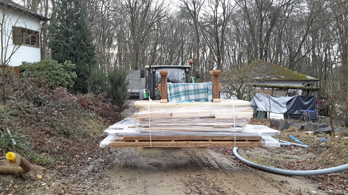 ... wurde mit einem Stapler alles abgeladen.