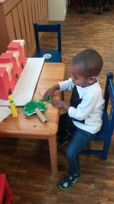 Osama hilft beim Basteln der Bäume