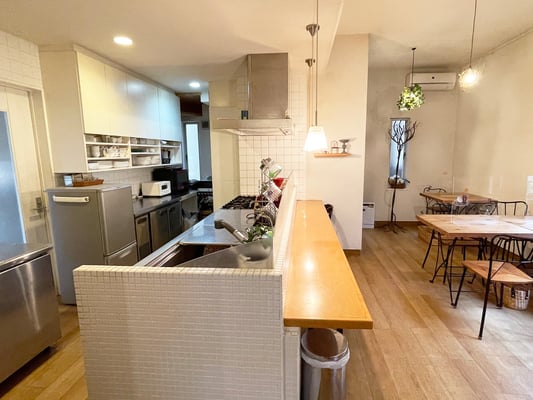 キッチンとカフェスペース