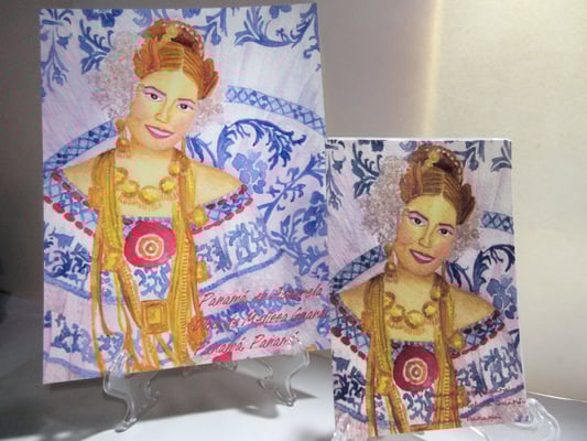 Modelo: "Mujer Empollerada", reproducción de dama luciendo la pollera, resaltando los bordados, hasta en el fondo de la obra. 2 Tamaños disponibles: 8.5x11 y 5x7.