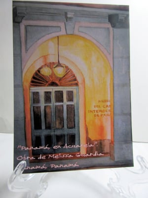 “De noche, Puerta del Museo del Canal”, reproducción de Puerta del Museo del Canal, bajo la noche en ciudad de Panamá,  tamaño 5 X 7 pulgadas.