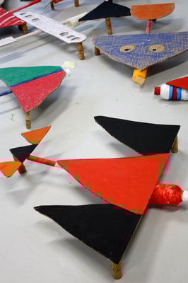 Upcycling-Flugzeuge entstanden im Mittagsband