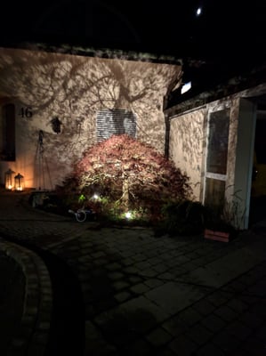 Angenehm warmweiße Farbtemperatur, auf der Hauswand ein spektakulärer Schattenwurf.